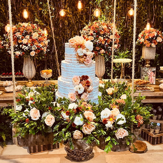 Mesa de doces e flores